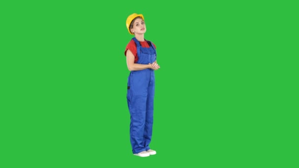 Confident construction worker greet Say hello on a Green Screen, Chroma Key. — Stock Video