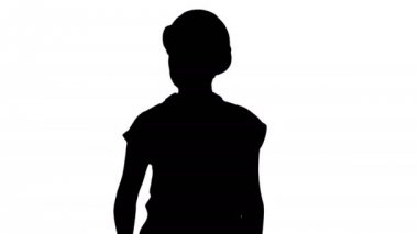 Siluet kadın yürürken kameraya konuşurken inşaat kıyafeti.