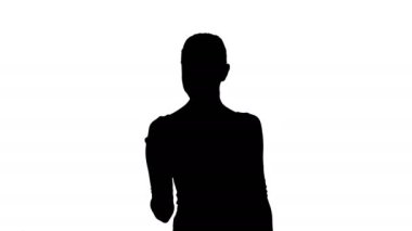 Orta atış. Siluet güzel genç kadın bir cep telefonu manifatura kullanma. 4 k çözünürlüklü profesyonel vurulmuş. 013. Örneğin kullanabilmeniz için reklam videosu, iş, tanıtım, yayın 