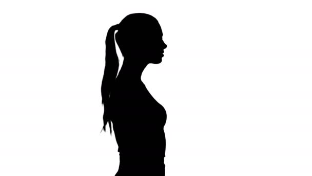 Silhouette Joven mujer de negocios está caminando. — Vídeos de Stock