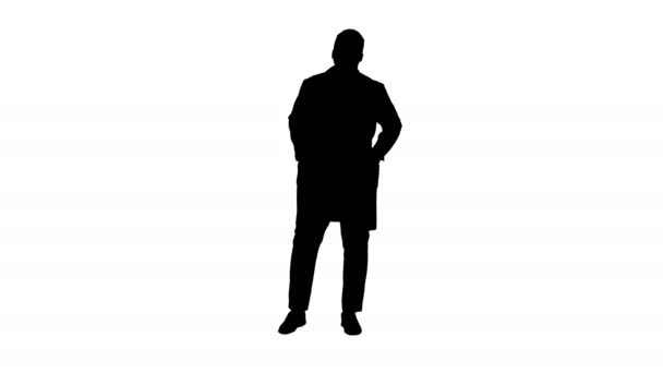 Силуэт Мужской африканский доктор, стоящий с руками в карманах. — стоковое видео