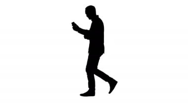 Siluet eğlence, teknoloji, iletişim ve insan kavramı - kullanarak ve smartphone üzerinde yürürken arıyor genç adam.
