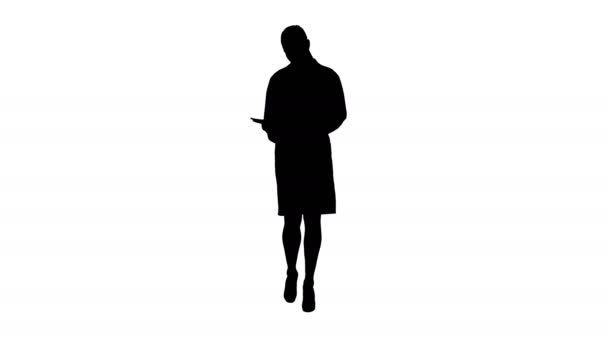 Silueta Mladý lékař žena čtení dokumentace při chůzi. — Stock video