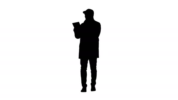 Silhouette Joven guapo con tableta haciendo videollamada . — Vídeo de stock