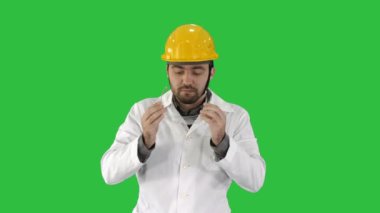 Şeffaf Emanet el Chroma anahtar yeşil ekran koruyucu gözlük üzerinde çalışırken çalışan gözlük.