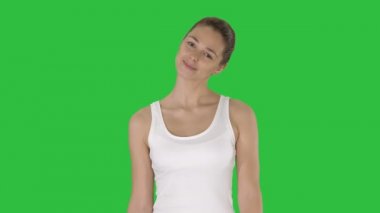Kadın bir yeşil ekranda Chroma Key yürürken Boyun Germe.