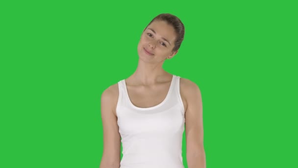 Γυναίκα, τεντώνοντας το λαιμό ενώ το περπάτημα σε μια πράσινη οθόνη, Chroma Key. — Αρχείο Βίντεο