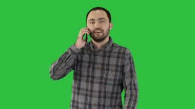 Evet ve bir yeşil ekranda Chroma Key yürüyen genç adam.