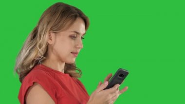 Mutlu kadın medya veya mesaj mobil akıllı telefondaki Chroma anahtar yeşil ekranda tarama.
