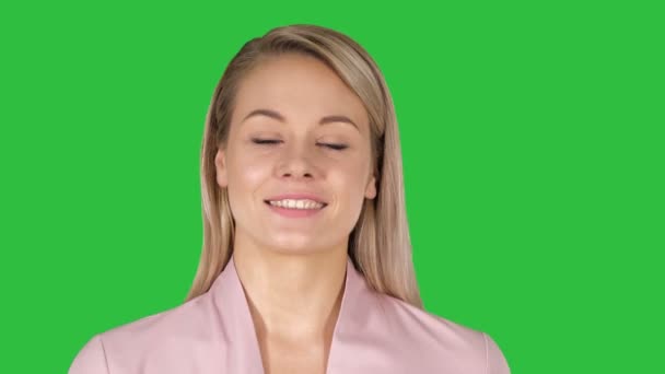 Mooie stijlvolle jongedame lopen op een groen scherm, Chromakey. — Stockvideo