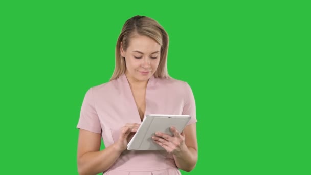 Niedliches, schönes Mädchen mit Tablet auf grünem Bildschirm, Chroma-Schlüssel. — Stockvideo