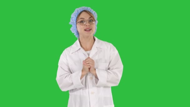 Médecin femme, médecin professionnel expliquant quelque chose sur un écran vert, Chroma Key . — Video