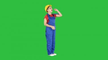 Mühendis inşaat işçisi kadın bir yeşil ekran, Chroma Key sonuçlarına hayran.