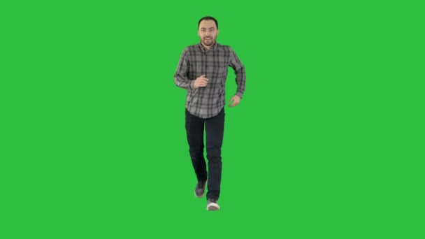 Man loopt op een groen scherm, Chromakey. — Stockvideo