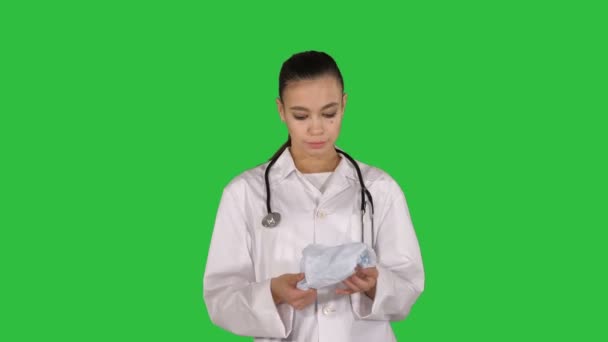 Medico con stetoscopio mettere cappello medico o cappuccio su uno schermo verde, Chroma Key . — Video Stock