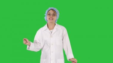 Orta atış. Geek genç sarışın doktor kadın kamera için Chroma anahtar yeşil ekran söz. 4 k çözünürlüklü profesyonel vurulmuş. 006. sen-ebilmek kullanma o bir örneğin ticari video, işinizde