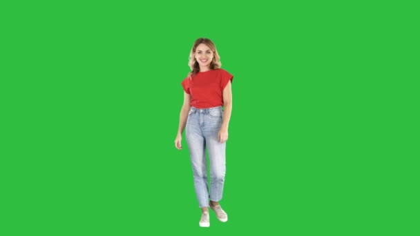 Gyönyörű fiatal nő keresi magát elmélkedés megnézni őt outlook egy zöld képernyő, Chroma Key, tükör. — Stock videók