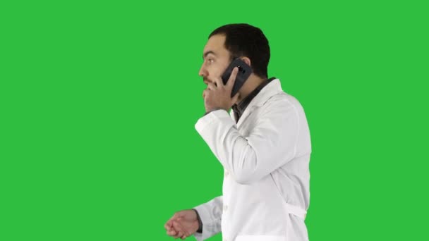 Dokter berbicara di telepon genggam pada Layar Hijau, Chroma Key . — Stok Video