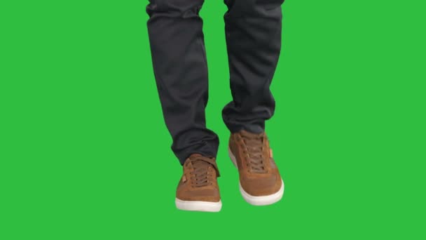 Hommes marchant dans des chaussures de baskets d'automne sur un écran vert, Chroma Key . — Video