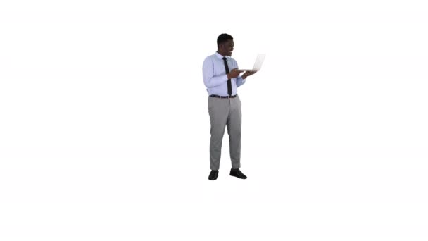 Χαρούμενα επιτυχημένο νεαρός αφρικανική αμερικανική manager με φορητό υπολογιστή έχοντας βίντεο κλήση διάσκεψης με επιχειρηματικούς εταίρους σε λευκό φόντο. — Αρχείο Βίντεο