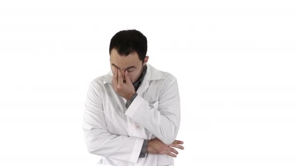 Зевающий доктор с закрывающим рот ртом, уставший, напряженный на белом фоне. — стоковое видео