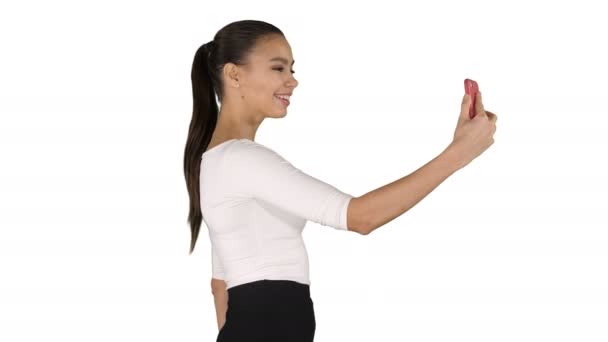 Mujer joven latina formal haciendo una videollamada o grabando video blog sobre fondo blanco . — Vídeos de Stock