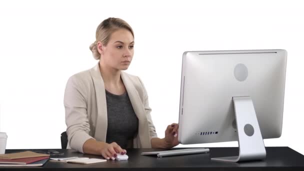 Класна щаслива бізнес-леді, що працює за комп'ютером, білий фон — стокове відео