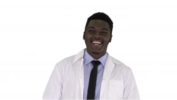 Afroamerikanischer Arzt im Gespräch mit der Kamera auf weißem Hintergrund. — Stockvideo