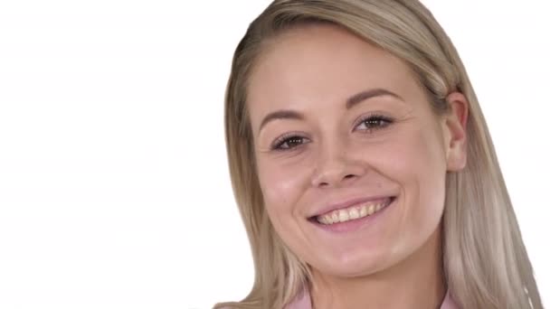 Parfait maquillage naturel des lèvres Belle femme blonde femme sur fond blanc . — Video