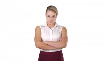 Beyaz arka planda elleri bağlı gülümseyen iş kadını..