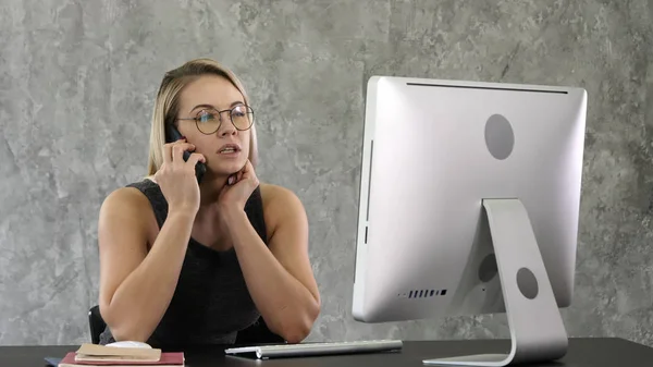 Ofiste oturan iş kadını cep telefonuyla konuşuyor.. — Stok fotoğraf