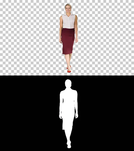 아름다운 섹시 한 브루 네트 여성 비즈니스 스타일의 의상을 입고 걷고 웃으며 카메라 앞에서 알파 채널 — 스톡 사진