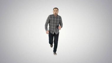 Erkek, gradyan arkaplanda günlük kıyafetlerle koşmaya başlar.