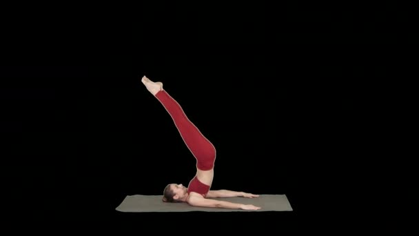 Vacker sportig flicka som gör yoga övningar för abs styrka, stödd Axelställ asana, Salamba Sarvangasana, Alpha Channel — Stockvideo