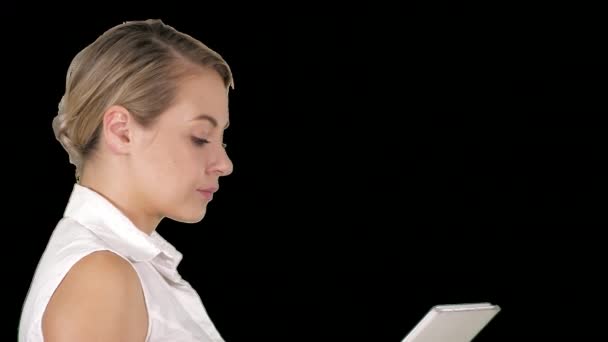Menina solteira andando e assistindo conteúdo de mídia on-line em um tablet, Alpha Channel — Vídeo de Stock