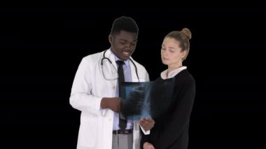 Doktor hastanın göğüs röntgenini gösteriyor, Alpha Channel.