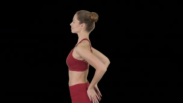 Молодая привлекательная женщина практикующая йогу, растяжение в упражнении Устрасана, поза верблюда, альфа-канал — стоковое видео