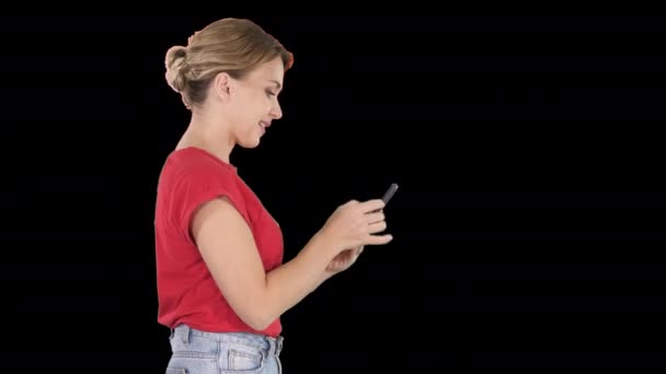 Mujer bonita usando el teléfono celular, Alpha Channel — Vídeos de Stock