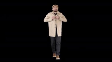 Genç yakışıklı adam yürüyor ve düğmelerini ilikliyor. Alpha Channel 'da.