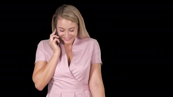 Junge Frau spricht mit jemandem auf ihrem Handy, Alpha Channel — Stockvideo