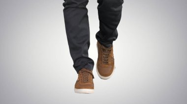 Erkekler sonbaharda spor ayakkabılarını giyerler..