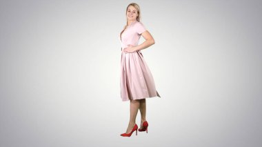 Pembe elbiseli kadın arkasını dönüyor ve aynadaki gibi kendine bakıyor..