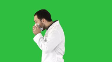 Maske üzerine koyarak Doktor yürüyüş ve yeşil ekranda Chroma Key kap.