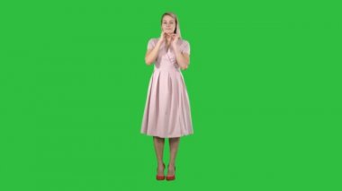 Aynaya bir yeşil ekranda Chroma Key arıyorsunuz pembe elbiseli güzel ihale kız.