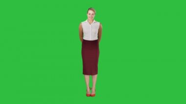 Ayakta ve kamera için Chroma anahtar yeşil ekran seyir çekici utangaç işkadını.