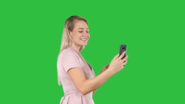Güzel genç kadının selfies bir yeşil ekranında, Chroma Key yapması.