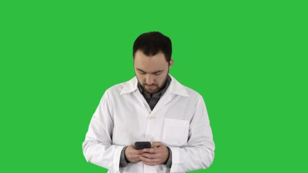 Cep telefonu üstünde a yeşil perde, Chroma Key konuşurken doktor. — Stok video