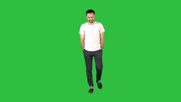 Mannen i casual promenader på en grön skärm, Chroma Key. — Stockvideo