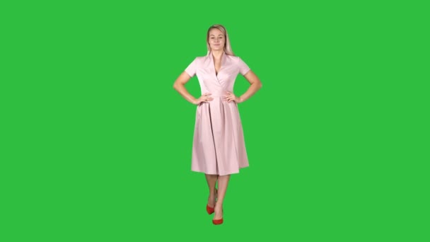 Surprised beautyful woman walking with hands on her hips Surprising facial emotions on a Green Screen, Chroma Key. — Stock Video