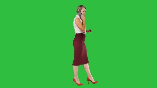 Mujer de negocios caminando y haciendo una llamada en una pantalla verde, Clave de croma . — Vídeo de stock